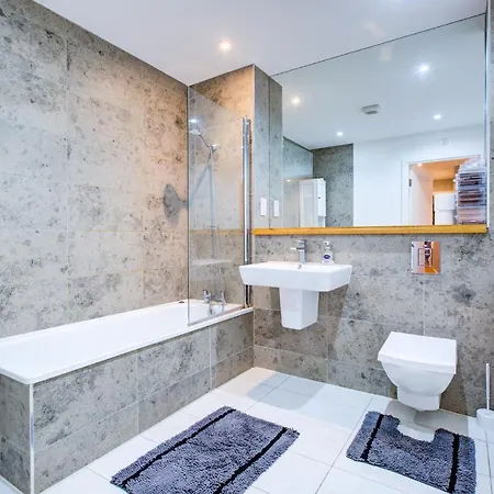 2 Bedroom Spacious Apartment In The Heart Fulham